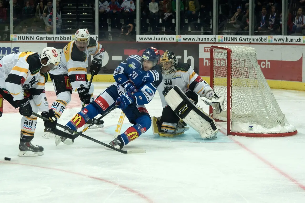 Ishockeyspillere i kamp foran målet med målmand