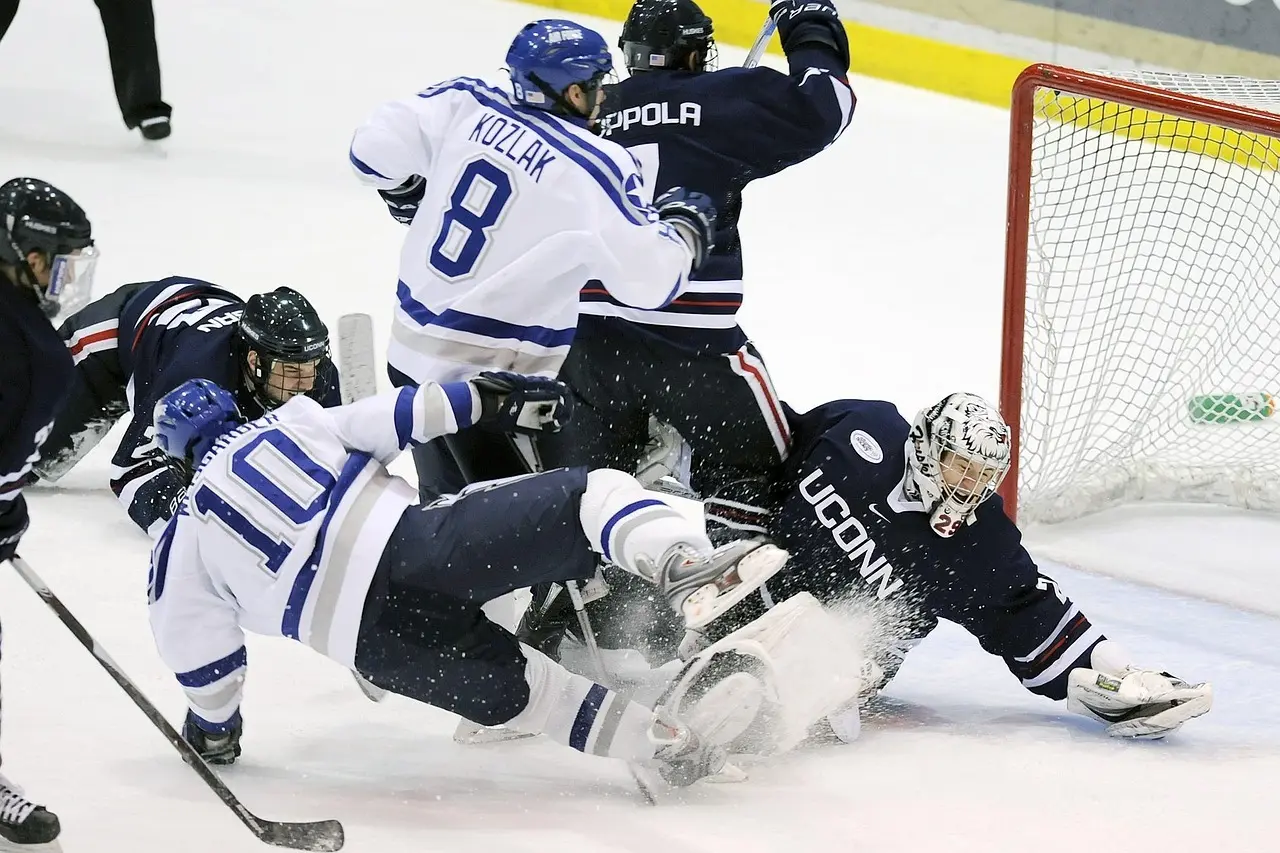 Ishockeyspillere i kamp foran målet